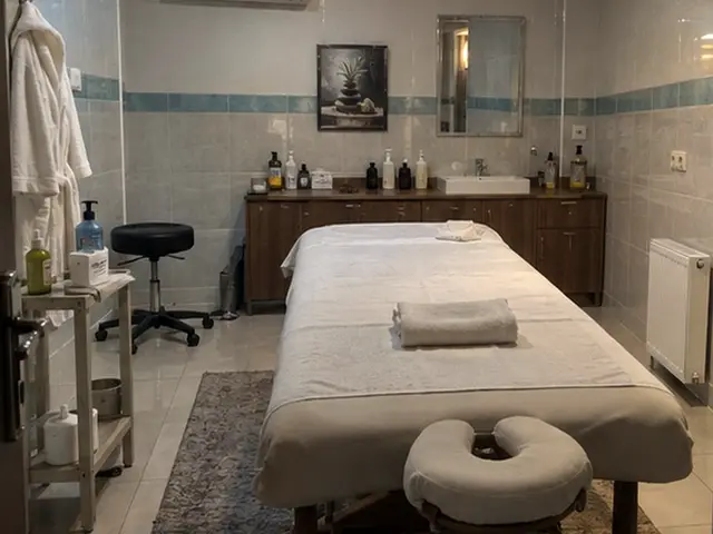 Lavabolu, raflı odada hazır masaj masası — Bahçeşehir, Masaj Salonun