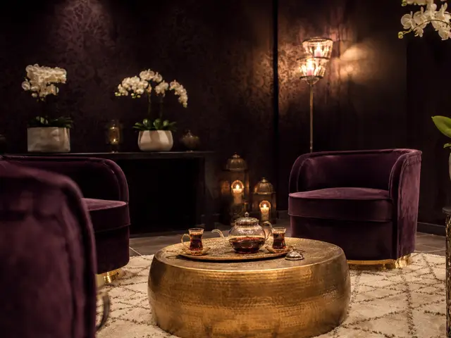 Kadife koltuklu, çay masalı bekleme salonu — Bahçeşehir, Masaj Salonun