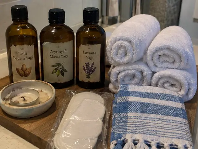 Tatlı badem, zeytinyağı ve lavanta masaj yağları, rulo havlular ve peştemal — Bahçeşehir, Masaj Salonun
