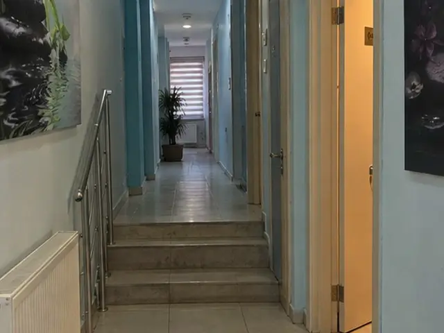Açık renk koridor ve odalara çıkan merdiven — Bahçeşehir, Masaj Salonun